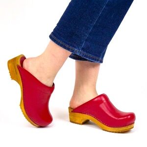 Sanitas Lotte Clogs in Red-Size 40 (US 9.5)